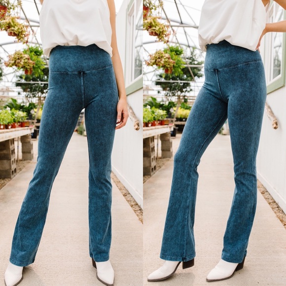 Mineral Wash Yoga Pants in Teal - Picture 2 of 8